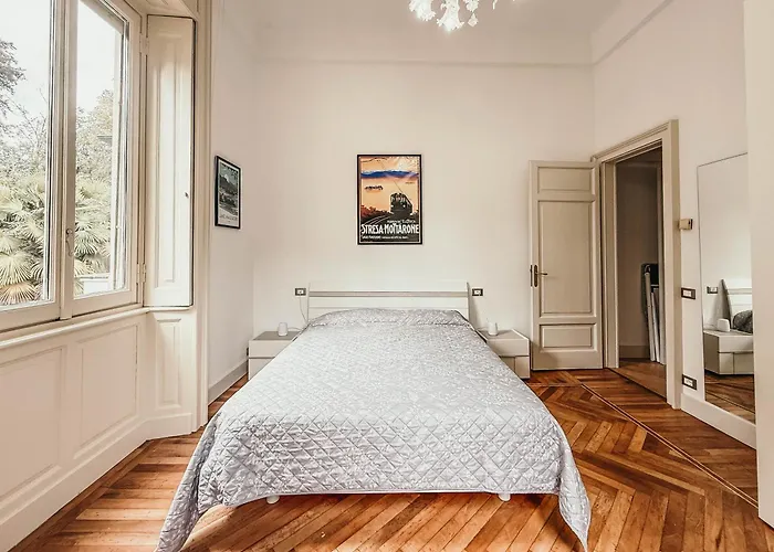 The Queen's - Candela * Stresa